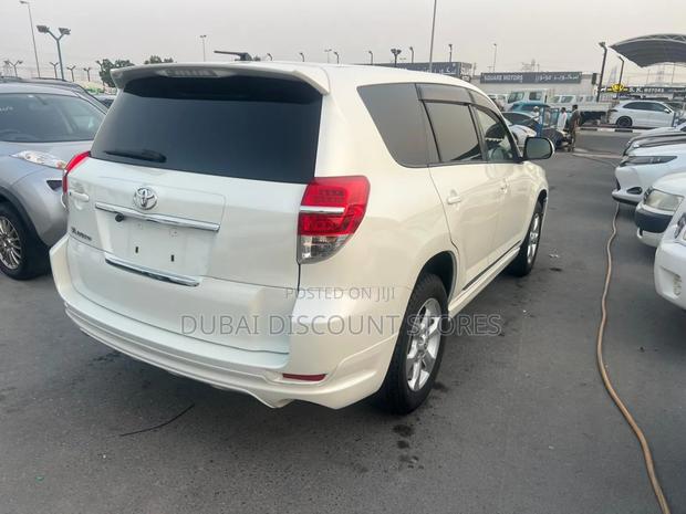 Toyota Vanguard 2011 White