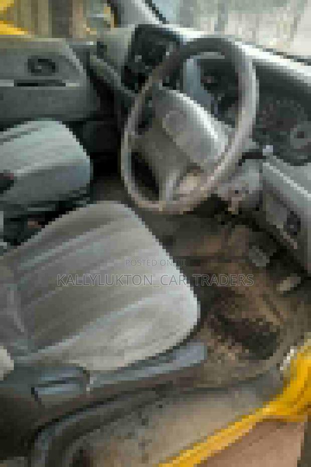 Toyota Noah 2001 Yellow