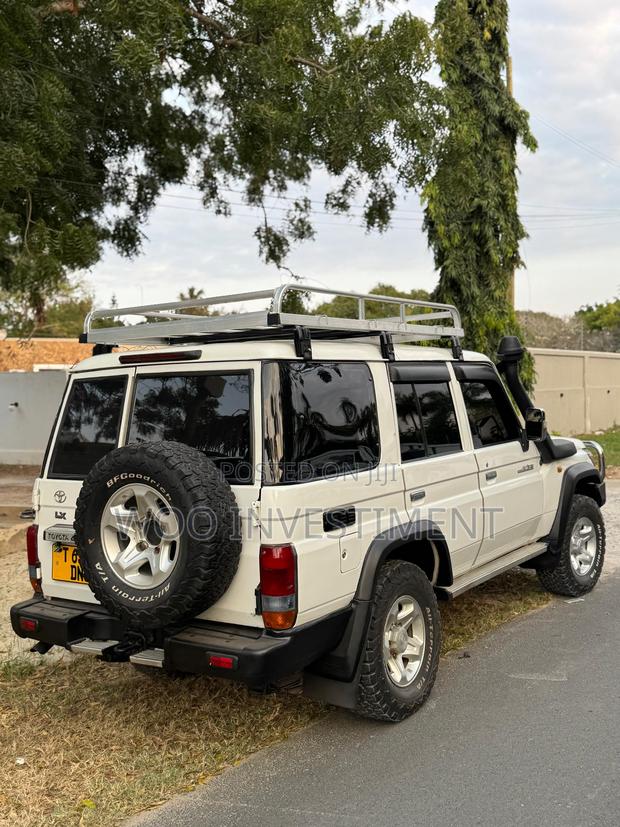 Toyota Land Cruiser 2010 White