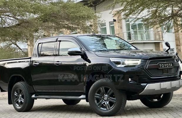 Toyota Hilux 2021 Black