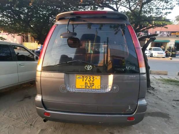 Toyota Noah 2.0 AWD (8 Seater) 2001 Gray