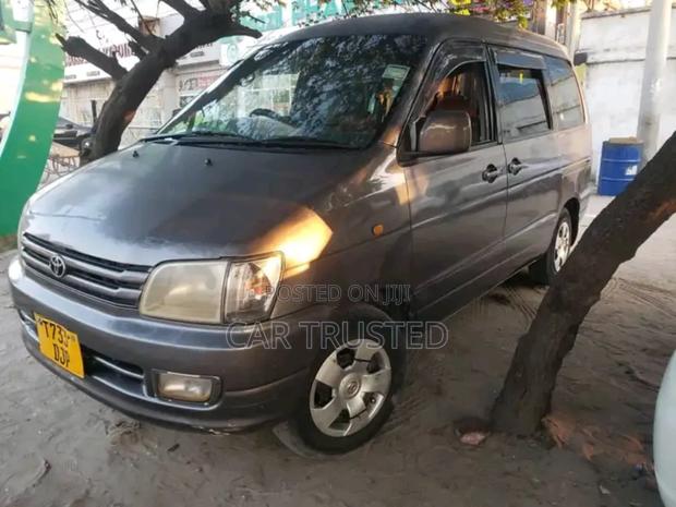 Toyota Noah 2.0 AWD (8 Seater) 2001 Gray