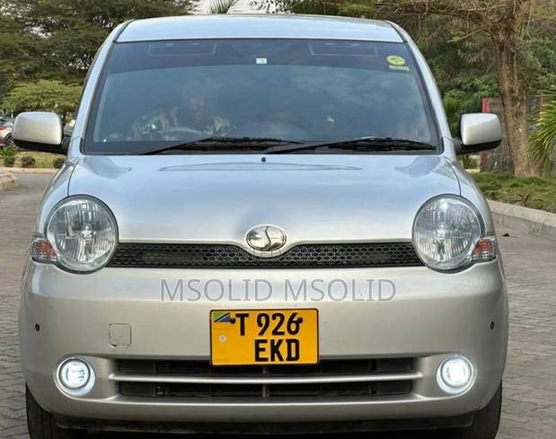 Toyota Sienta 2006 Silver