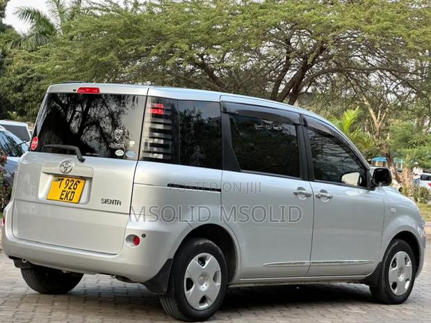 Toyota Sienta 2006 Silver