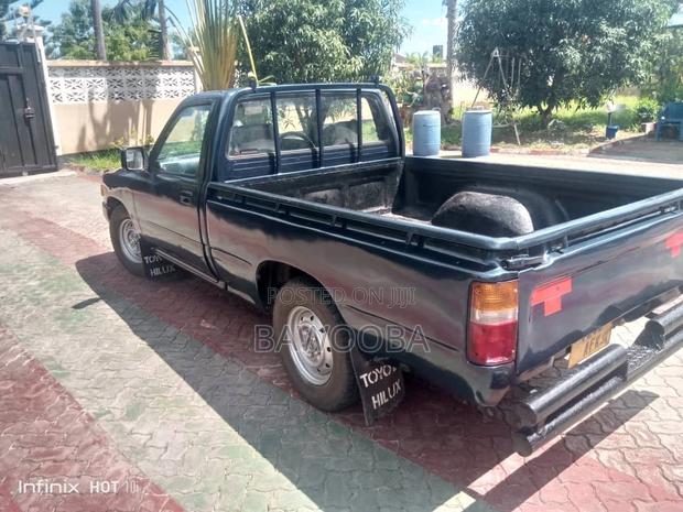 Toyota Hilux 1983 Blue