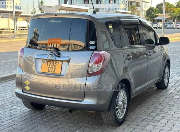 Toyota Ractis 2006 Gray