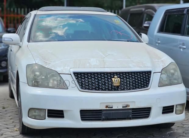 Toyota Crown 2006 White