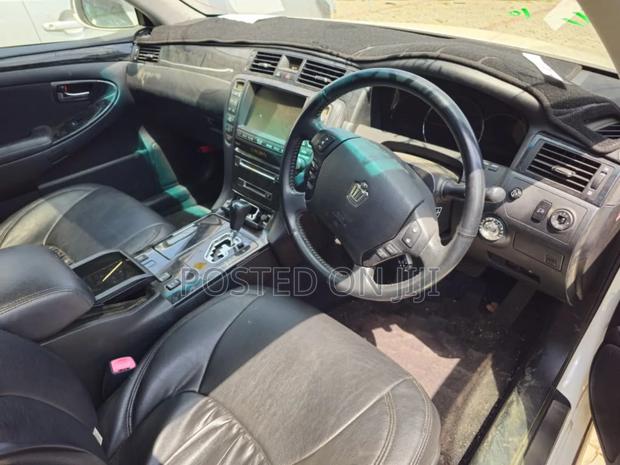 Toyota Crown 2006 White