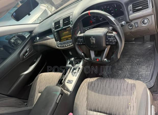Toyota Crown 2010 Maroon