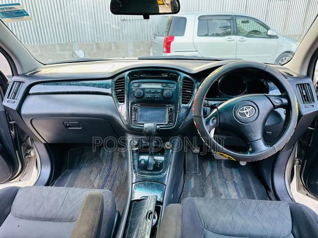 Toyota Kluger 2005 Gold