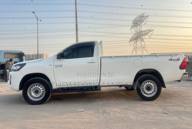 Toyota Hilux 2022 Off white