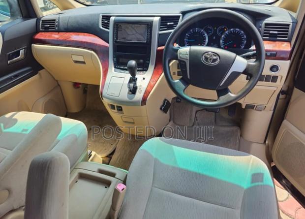 Toyota Alphard 2009 Gold