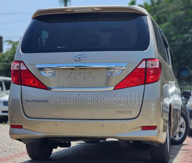 Toyota Alphard 2009 Gold