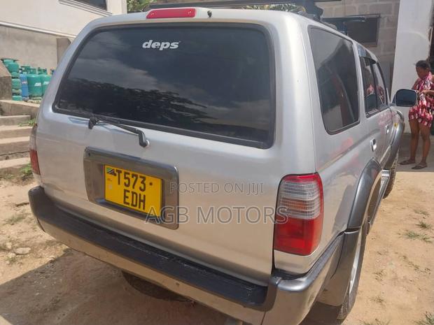 Toyota Hilux Surf 2000 Silver