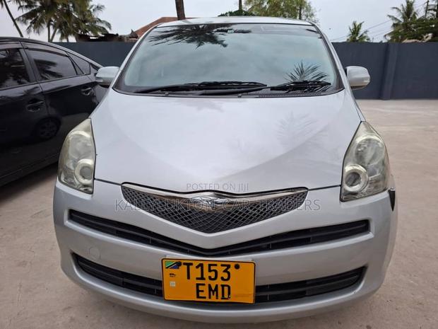 Toyota Ractis 2006 Silver