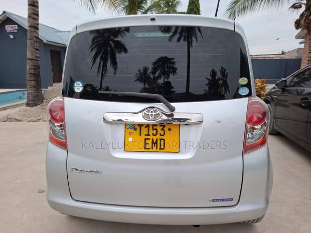 Toyota Ractis 2006 Silver
