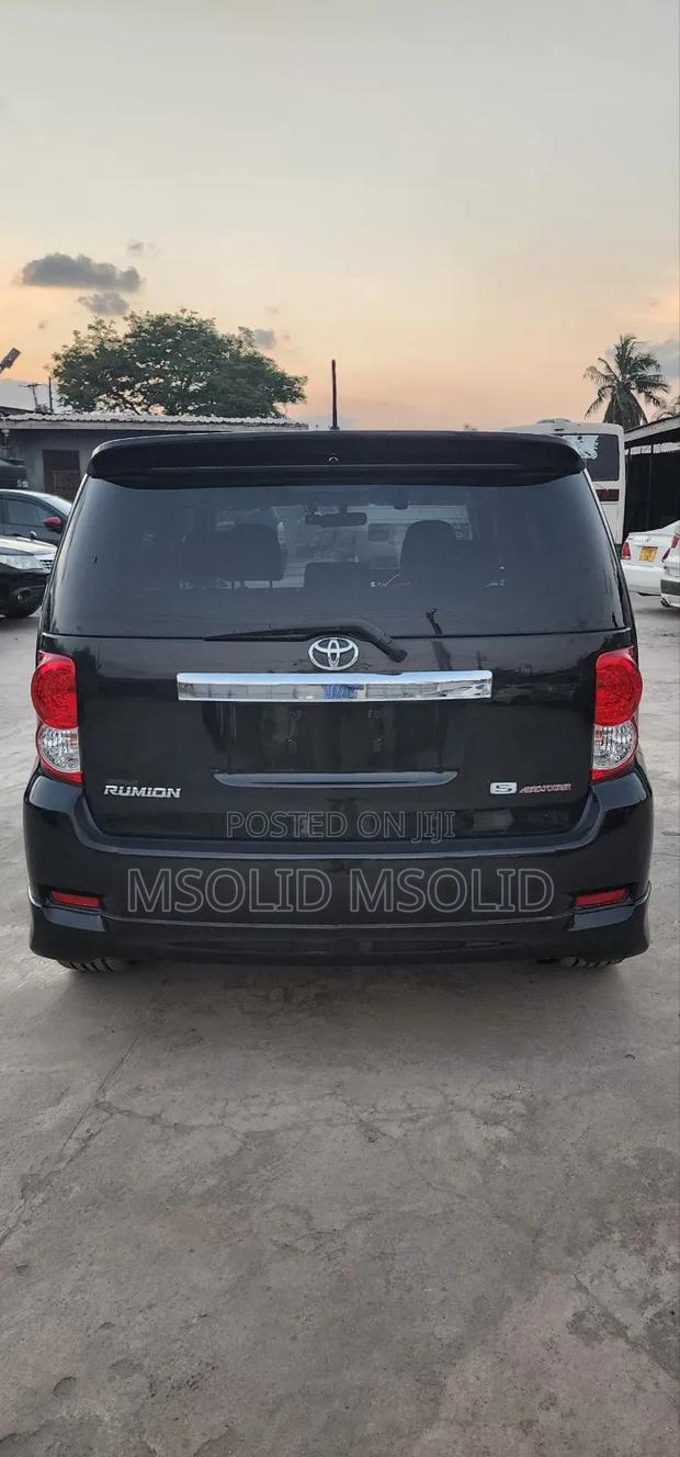 Toyota Corolla Rumion 2011 Black
