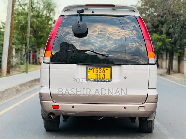 Toyota Noah 2.0 FWD (8 Seater) 2001 Pearl