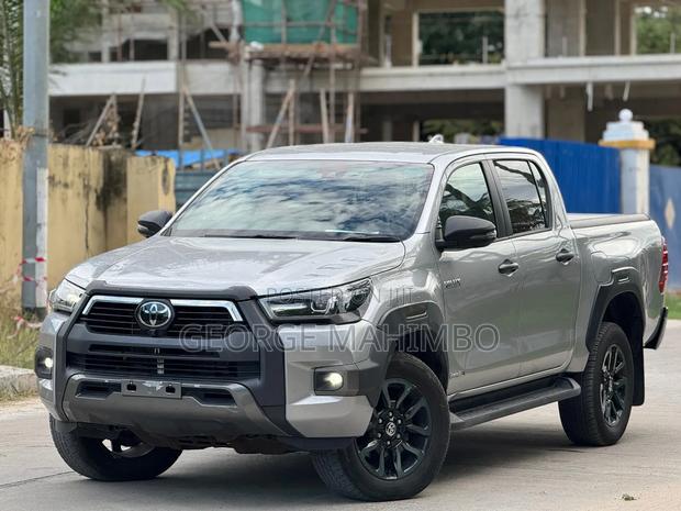 Toyota Hilux 2023 Silver