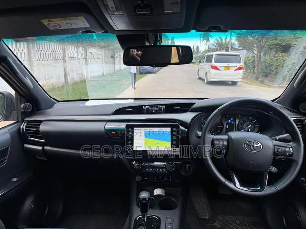 Toyota Hilux 2023 Silver