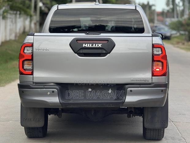 Toyota Hilux 2023 Gray