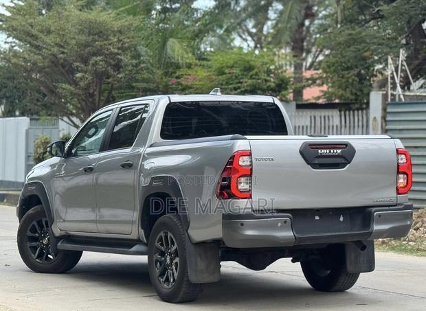 Toyota Hilux 2023 Gray