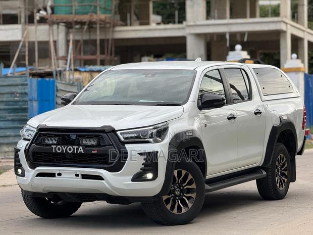 Toyota Hilux 2023 White