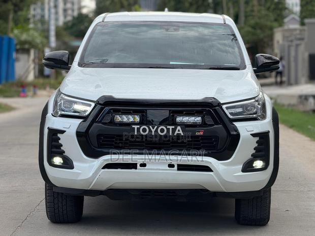 Toyota Hilux 2023 White