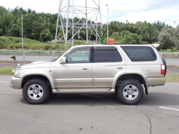 Toyota Hilux Surf 2000 Gold