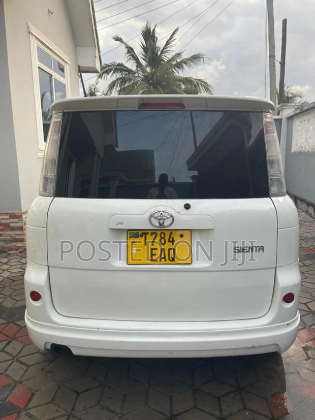 Toyota Sienta 2005 White