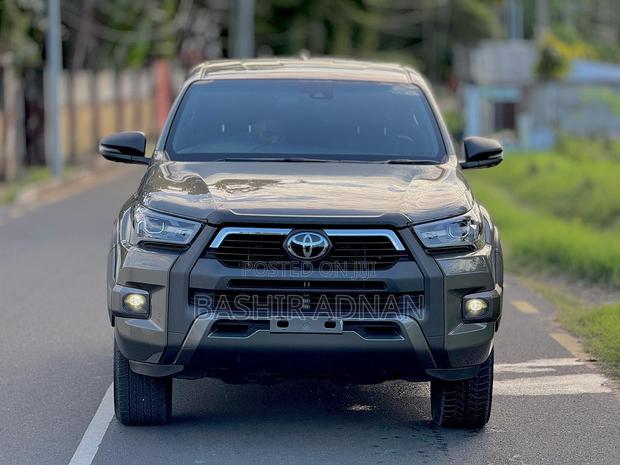 Toyota Hilux 2024 Gray