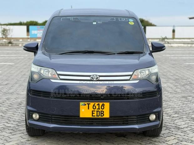 Toyota Spade 2013 Blue