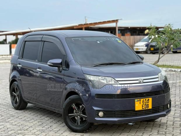 Toyota Spade 2013 Blue