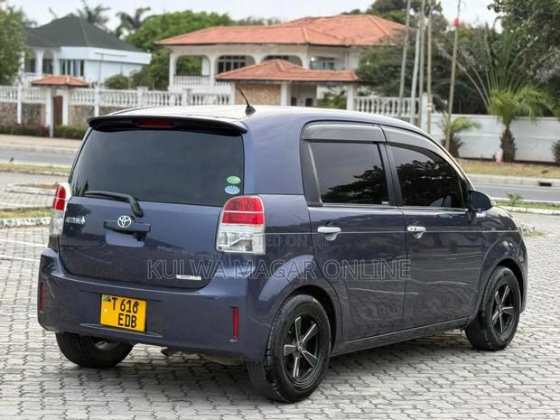Toyota Spade 2013 Blue