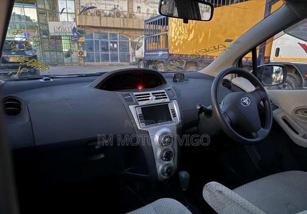 Toyota Vitz 2009 White