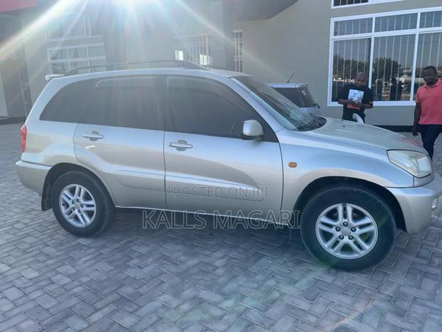 Toyota RAV4 2004 Gold
