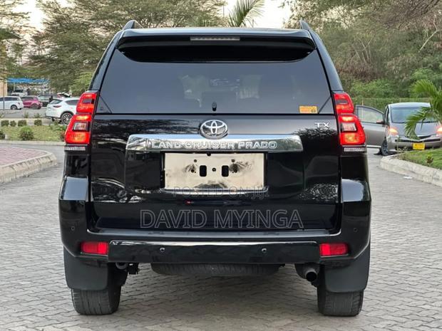Toyota Land Cruiser Prado 2023 Black