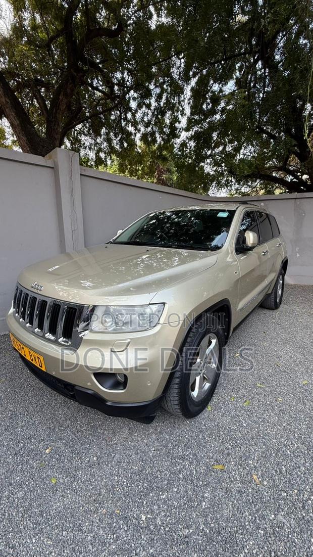 Jeep Grand Cherokee 2011 Gold