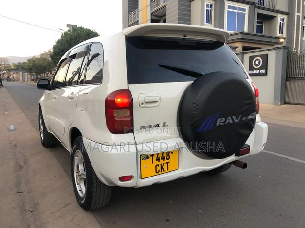 Toyota RAV4 2002 White