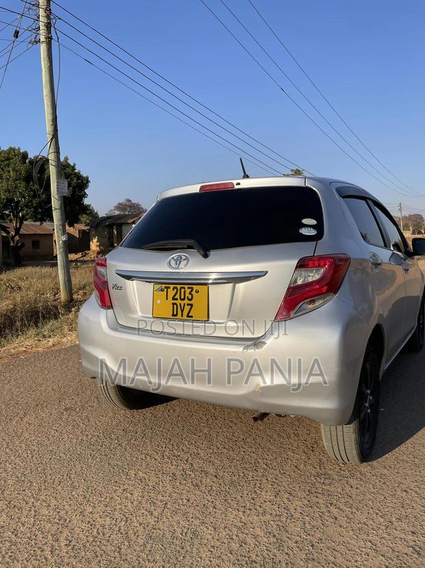 Toyota Vitz 2013 Silver