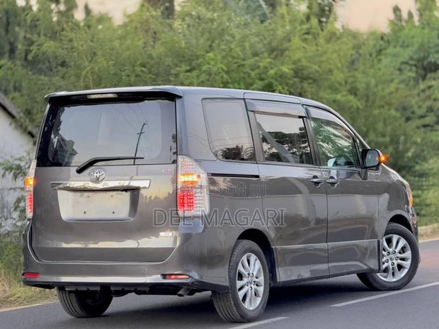 Toyota Noah 2008 Gray