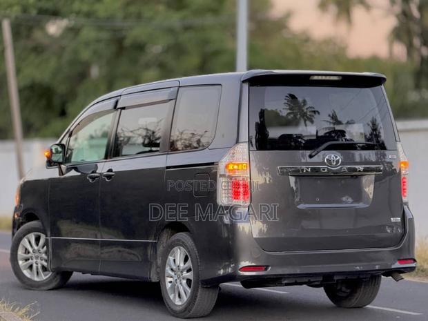 Toyota Noah 2008 Gray