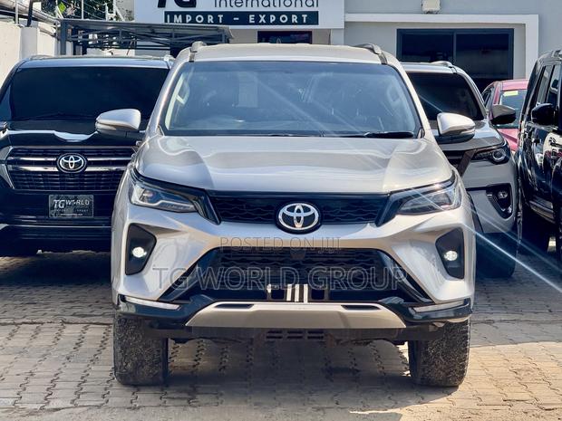 Toyota Fortuner 2.4 D AWD 2023 Silver