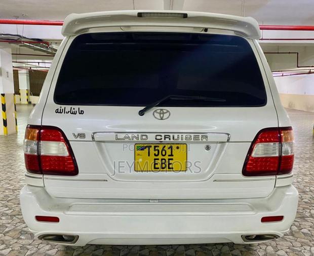 Toyota Land Cruiser 2010 White