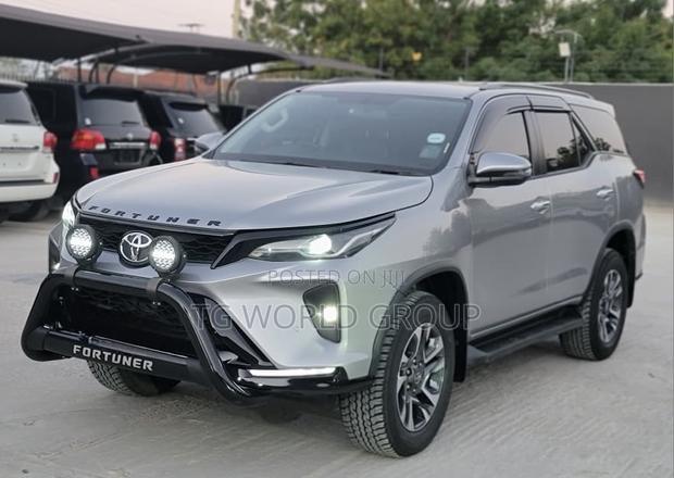 Toyota Fortuner 2025 Silver