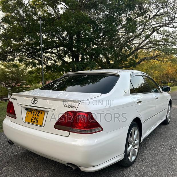 Toyota Crown 2005 White