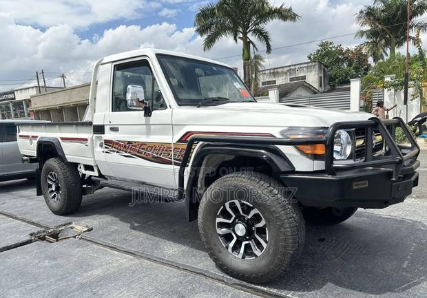 Toyota Land Cruiser 2012 White