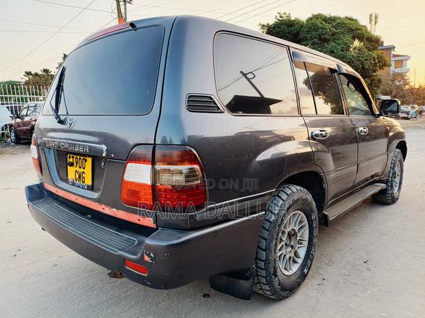 Toyota Land Cruiser 2005 Gray