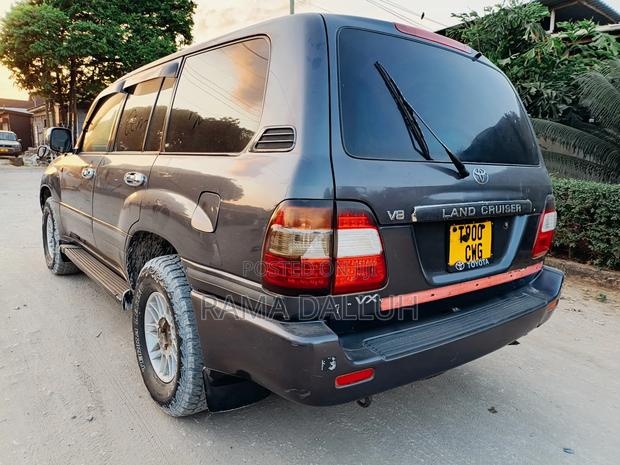 Toyota Land Cruiser 2005 Gray