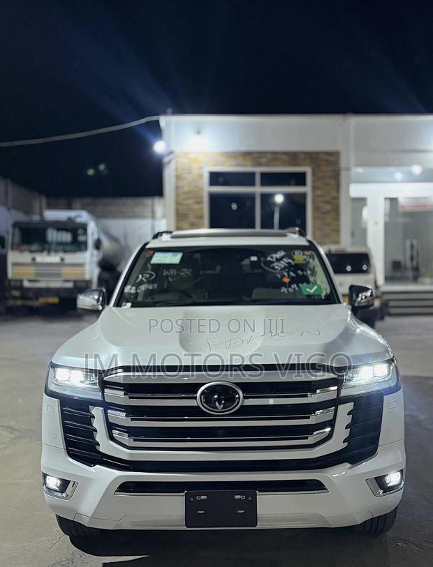 Toyota Land Cruiser LC300 2023 White